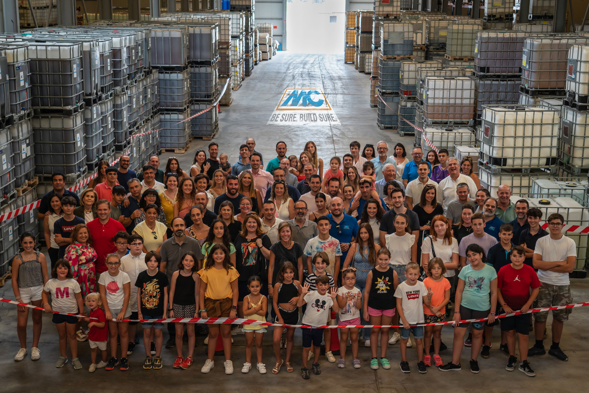 Final photo of the family day with all the big and small guests in the warehouse of MC-Bauchemie Spain.